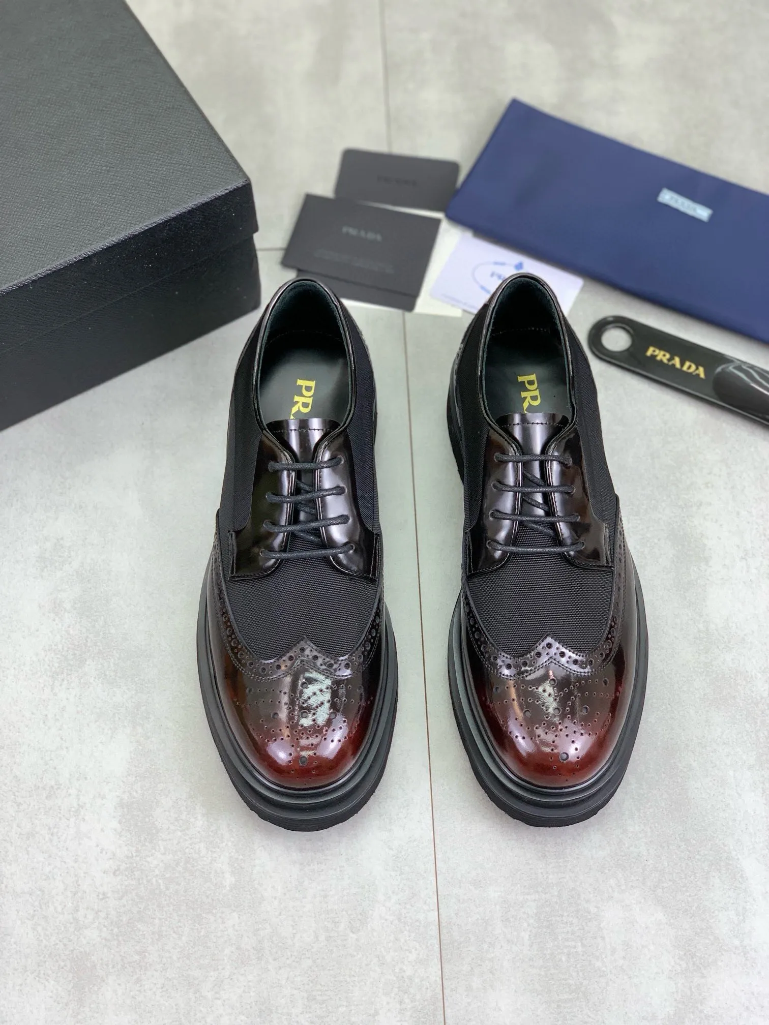 Factory price P880 💰Original quality, top version🔱 ＰＲＡＤＡPrada. Men's business casual leather shoes, top quality products. 1:1 shipment⬆️Luxurious and noble👞All imported original brand fabrics, just to create a more comfortable wearing experience. Upper: Original comfortable open edge bead-rubbed calf leather➕Top imported water-dyed full cow lining, original lightweight and comfortable TPU foam combination bottom✔️Code number: 39-44 (38.45 can be customized)